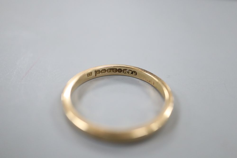 A 9ct gold wedding ring, size O/P, 2.1 grams.